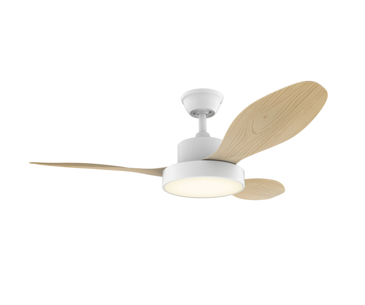 Ventilador de techo blanco con aspas efecto madera y luz LED encendida en tono neutro.