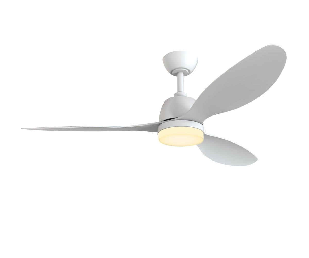 Ventilador de techo blanco de 132 cm con tres aspas y luz LED cálida encendida.