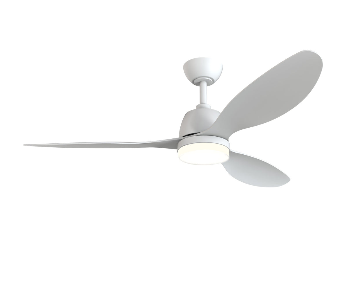 Ventilador de techo blanco de 132 cm con luz LED fría encendida y tres aspas.