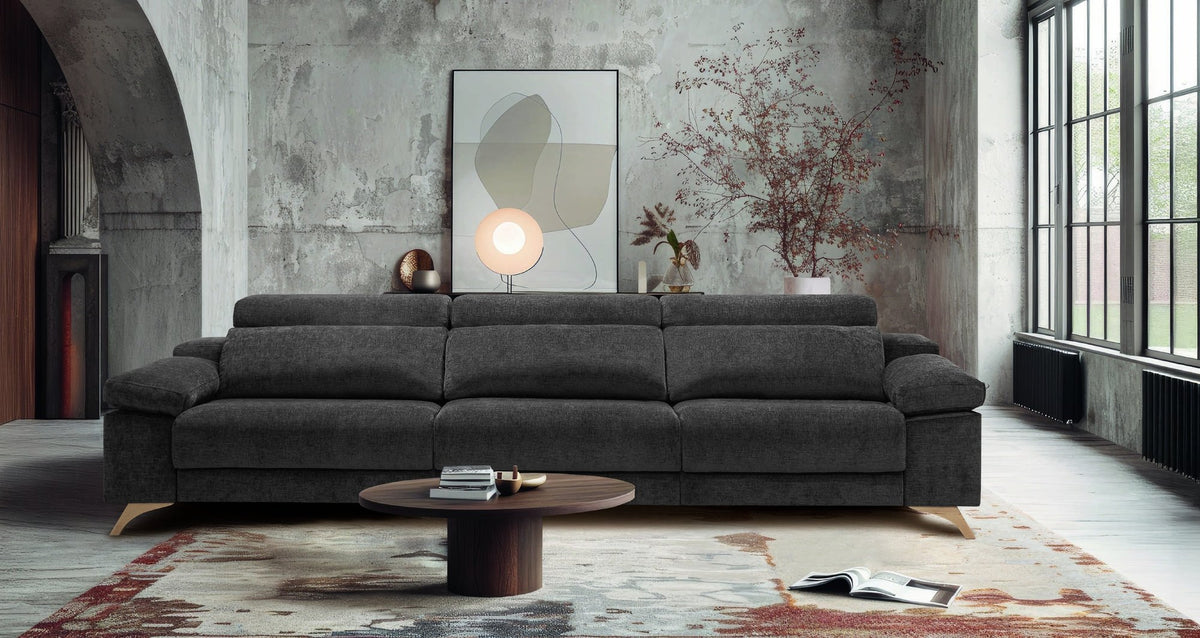 Sofá Cloe de A.V. Sofás en tapizado gris antracita con cabezales reclinables y patas de madera, en salón de estilo industrial