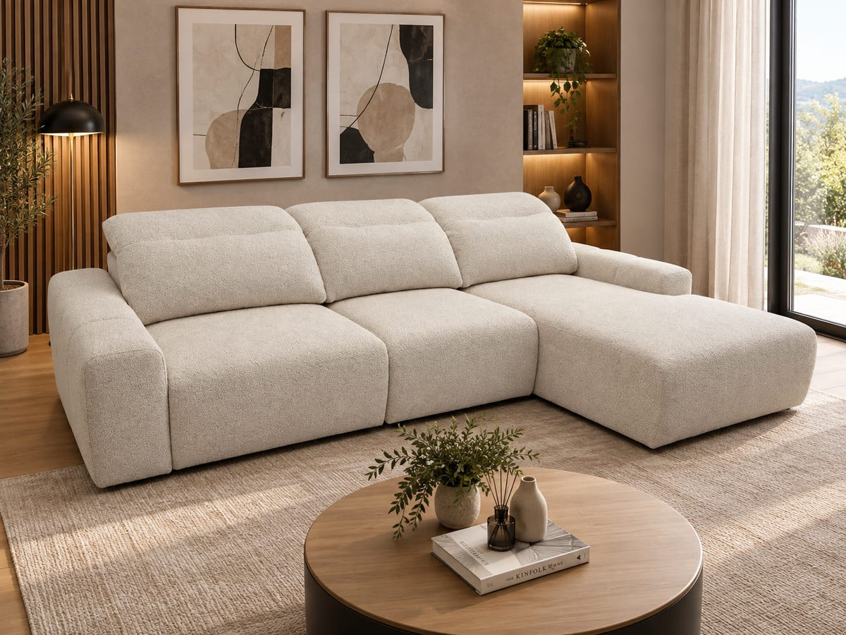 Sofá SIKA de A.V. Sofás con chaise longue, diseño minimalista y tapizado crudo texturizado, en salón cálido