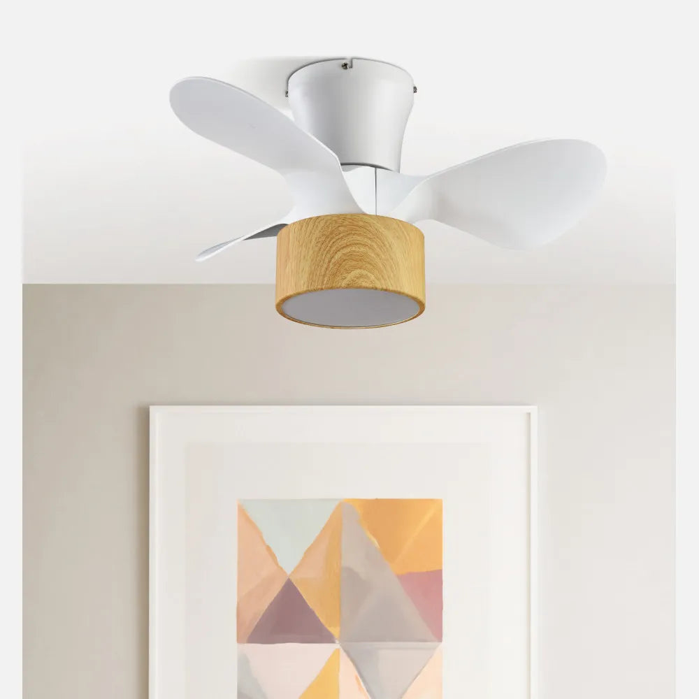 Ventilador de techo DC Kos 60 cm con luz LED de FABRILAMP en color blanco/haya – vista de detalle