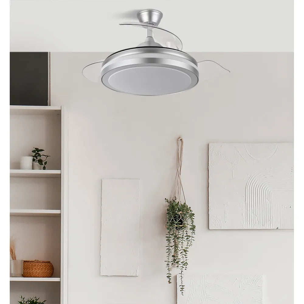 Ventilador de techo DC Esparta 107 cm con aspas retráctiles y luz LED de FABRILAMP en color plata – vista de detalle