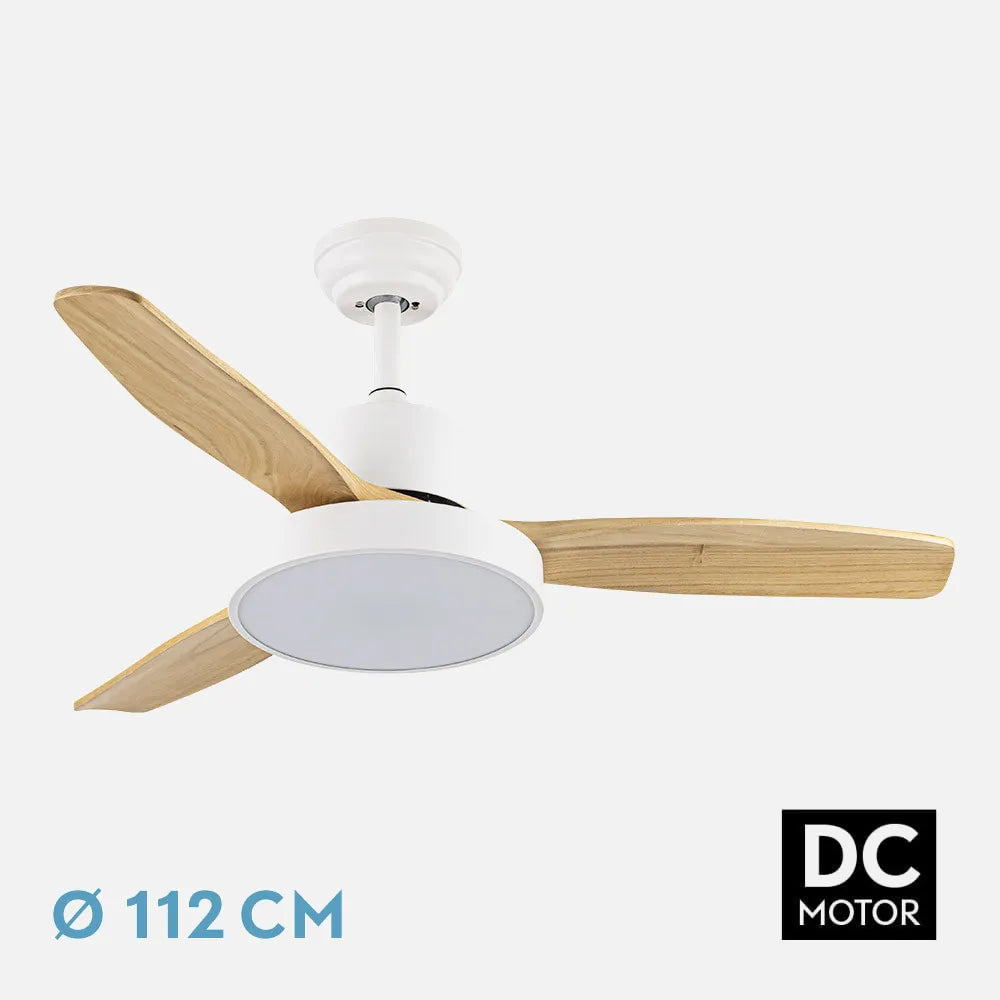 Ventilador de techo DC Kavala 112 cm con luz LED de FABRILAMP en color blanco/haya – vista de detalle
