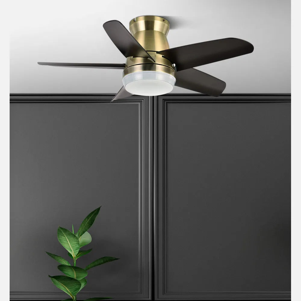 Ventilador de techo DC Neutron 91 cm con luz LED de FABRILAMP en color cuero/negro – vista de detalle