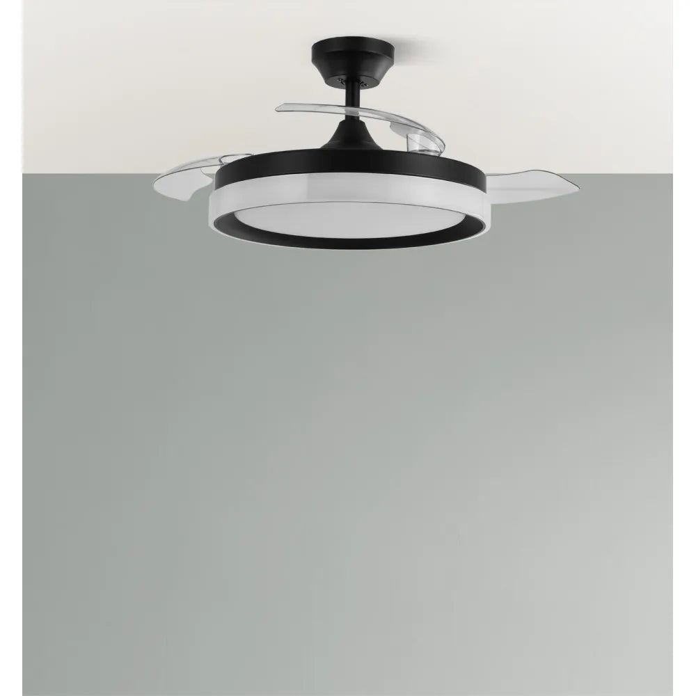 Ventilador de techo DC Zenit 107 cm con aspas retráctiles y luz LED de FABRILAMP en color negro – vista de detalle