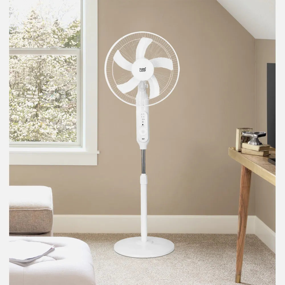 Ventilador DC de pie solar Clima 30 W de FABRILAMP en color blanco – vista de detalle