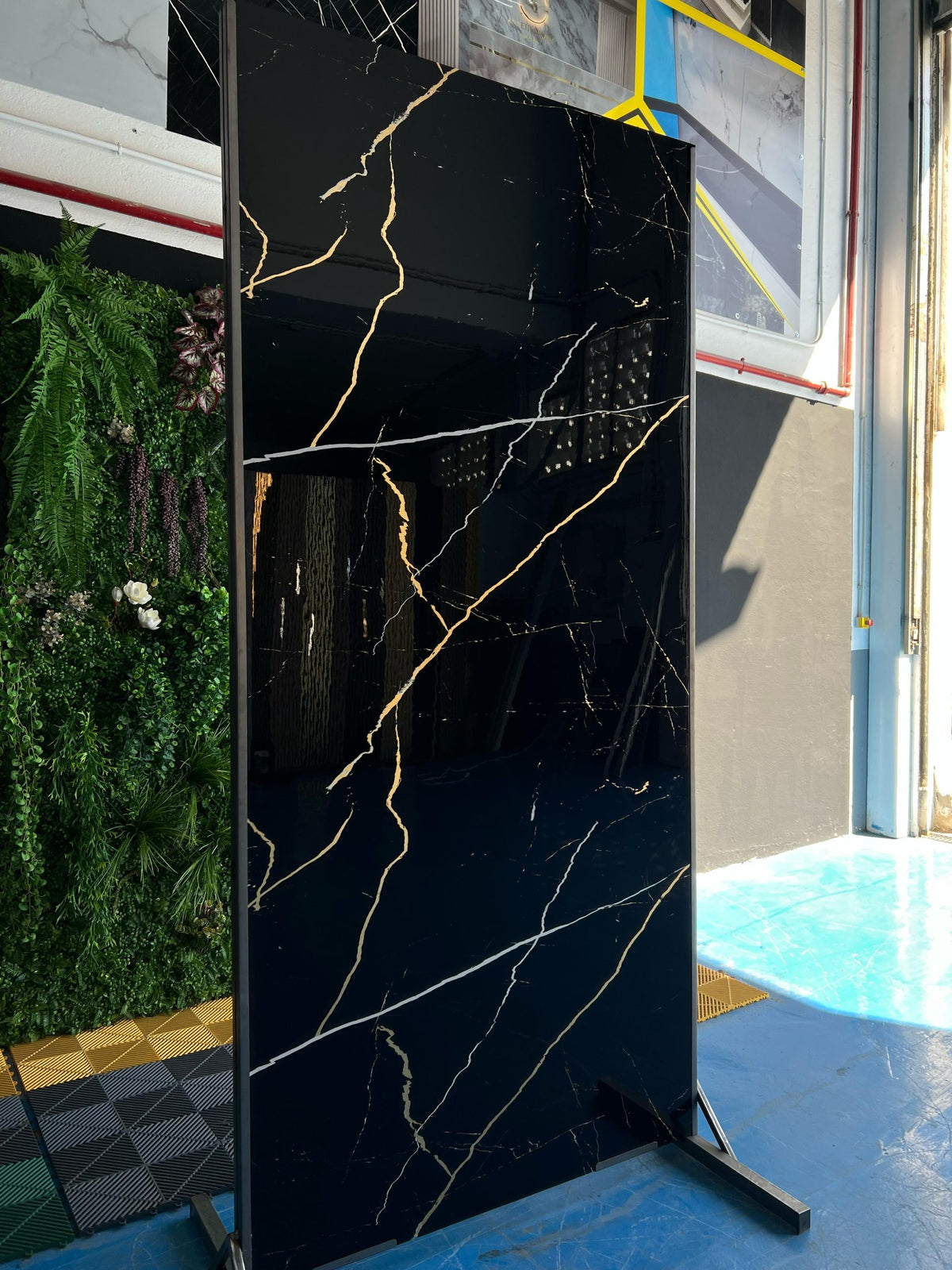 Placa decorativa polvo de piedra Mármol Rayo Negro 260 x 122 cm