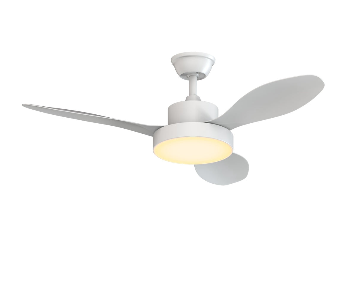 Ventilador de techo blanco de 119 cm con tres aspas y luz LED cálida encendida.
