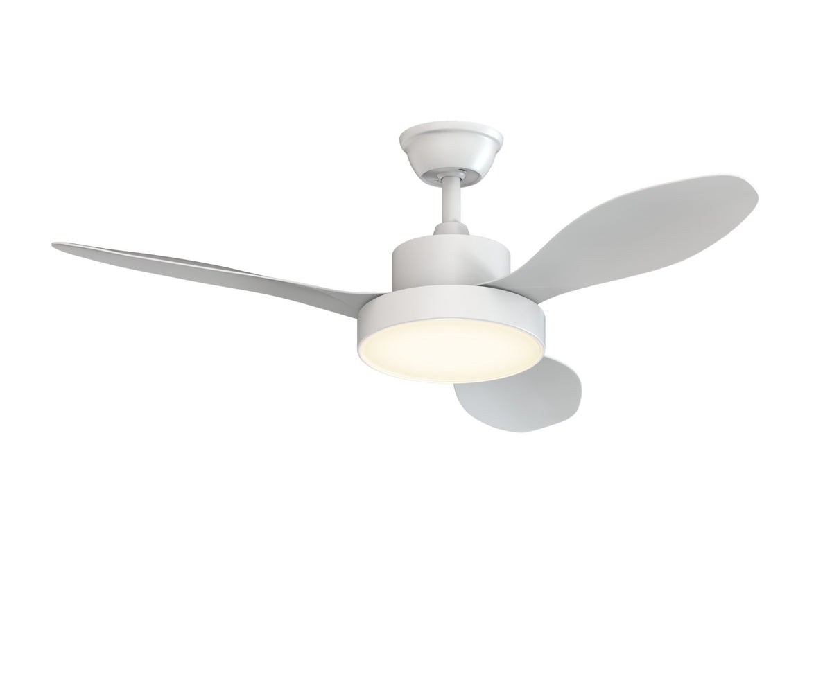 Ventilador de techo blanco de 119 cm visto en ángulo con iluminación LED neutra.