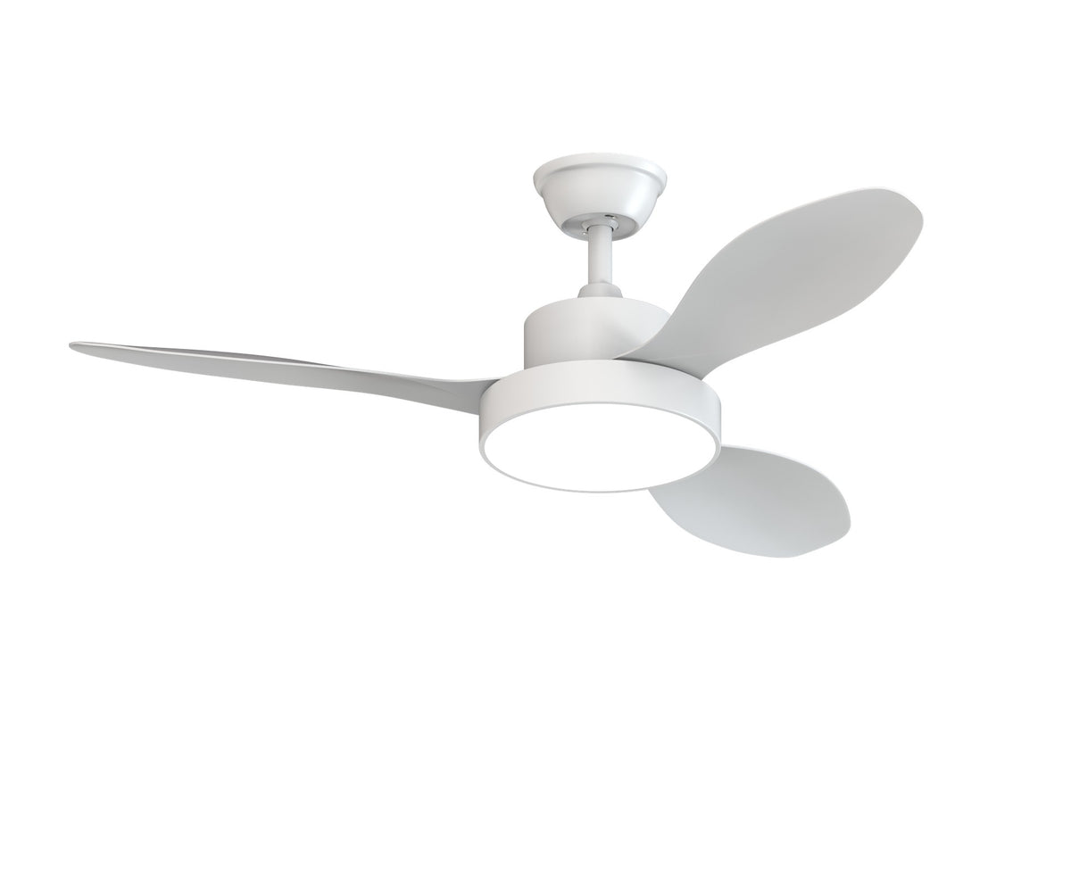 Ventilador de techo blanco de 119 cm con luz LED fría encendida y tres aspas.