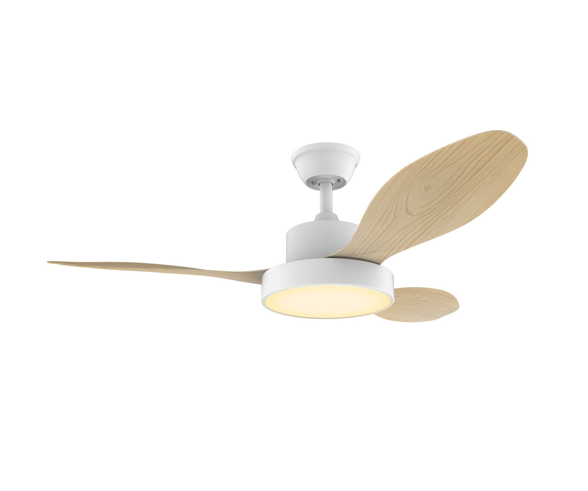 Ventilador de techo blanco con aspas efecto madera y luz LED encendida en tono cálido.