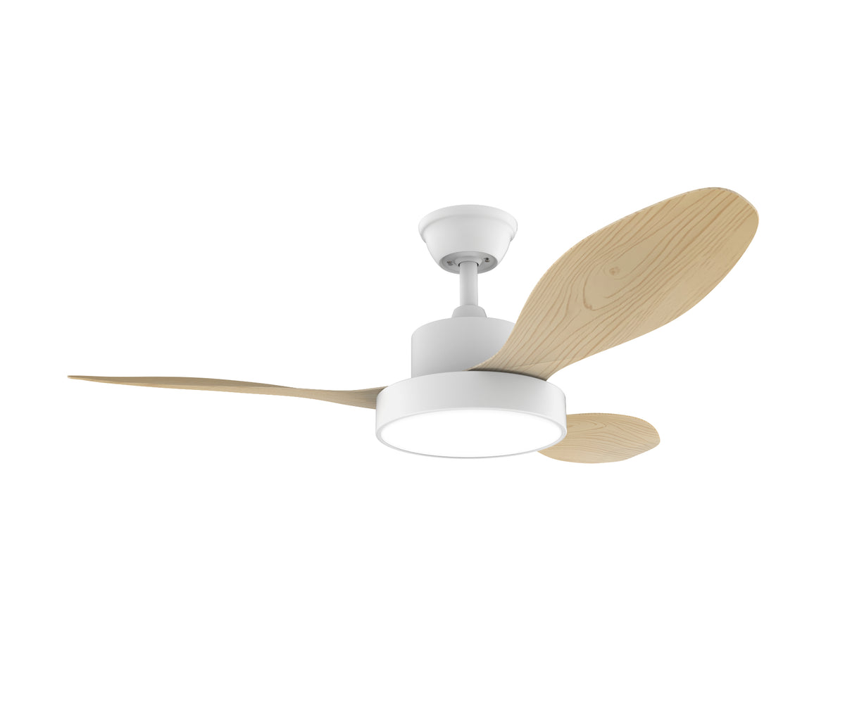 Ventilador de techo blanco con aspas efecto madera y luz LED encendida en tono blanco frío.