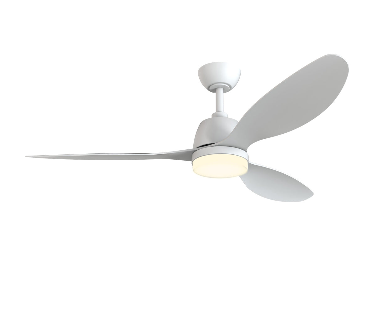 Ventilador de techo blanco de 132 cm visto en ángulo con iluminación LED neutra.