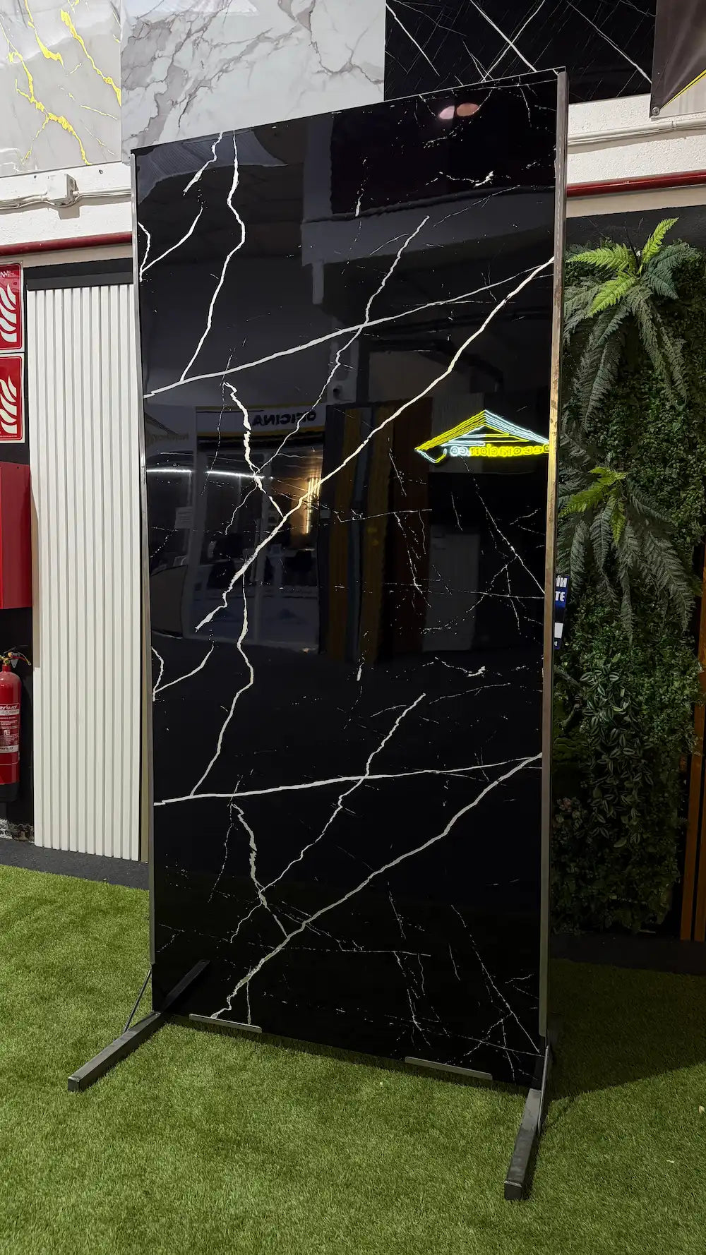 Placa decorativa polvo de piedra Mármol Negro Rayo Plata 260 x 122 cm