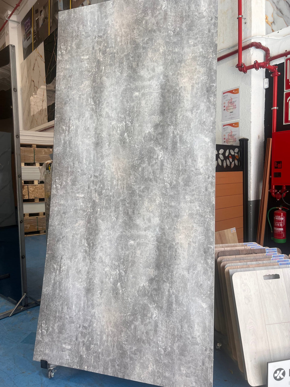Placa decorativa polvo de piedra Microcemento Gris Industrial 260 x 122 cm