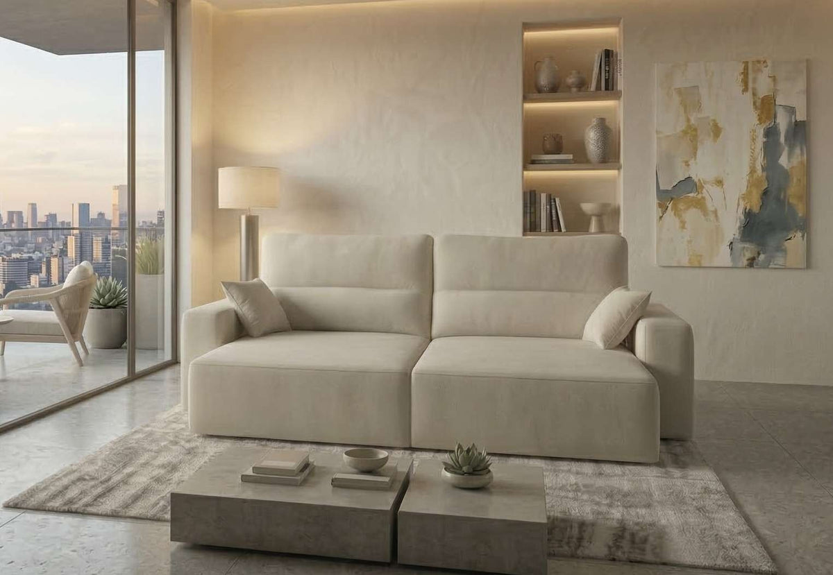 Sofá Emma de A.V. Sofás de 2 plazas en tapizado beige claro, en salón con vistas a la ciudad