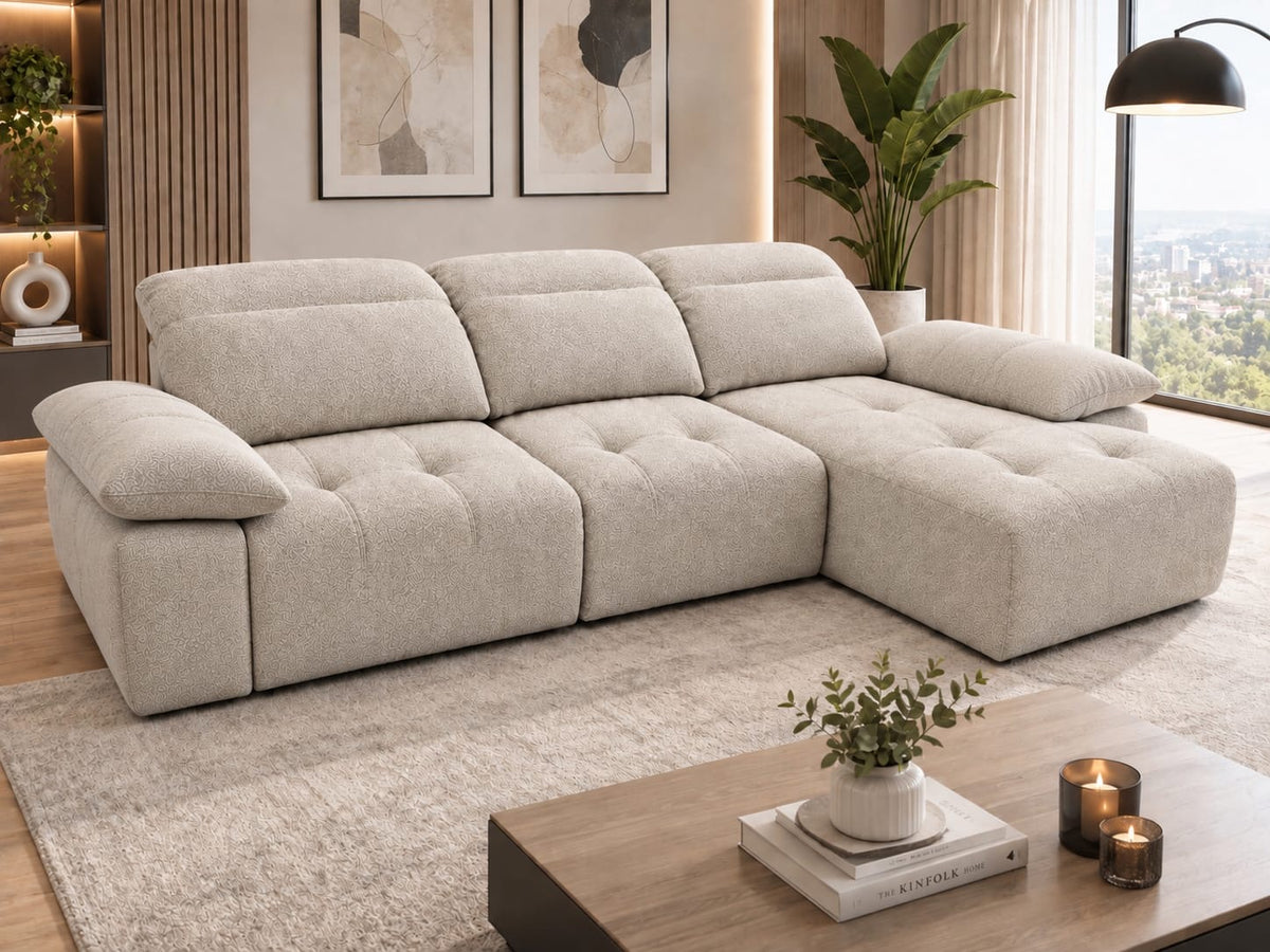 Sofá GRETA de A.V. Sofás con chaise longue, asientos capitoné y brazos almohadillados, tapizado beige texturizado en salón