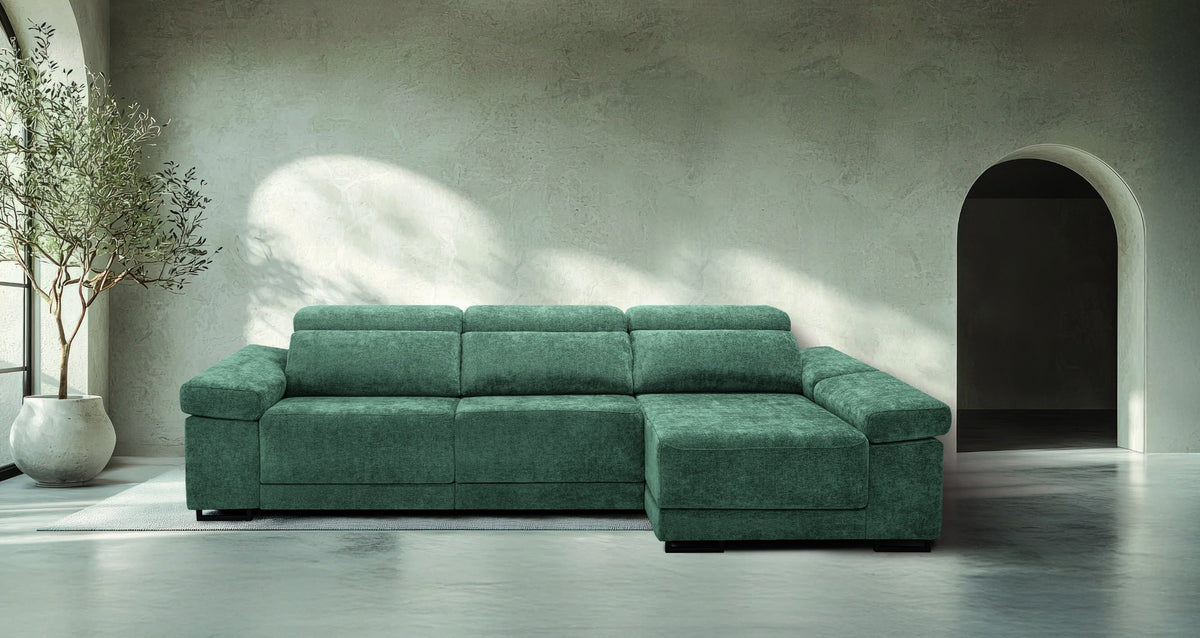 Sofá Maxi de A.V. Sofás con chaise longue en terciopelo verde, en salón amplio y luminoso
