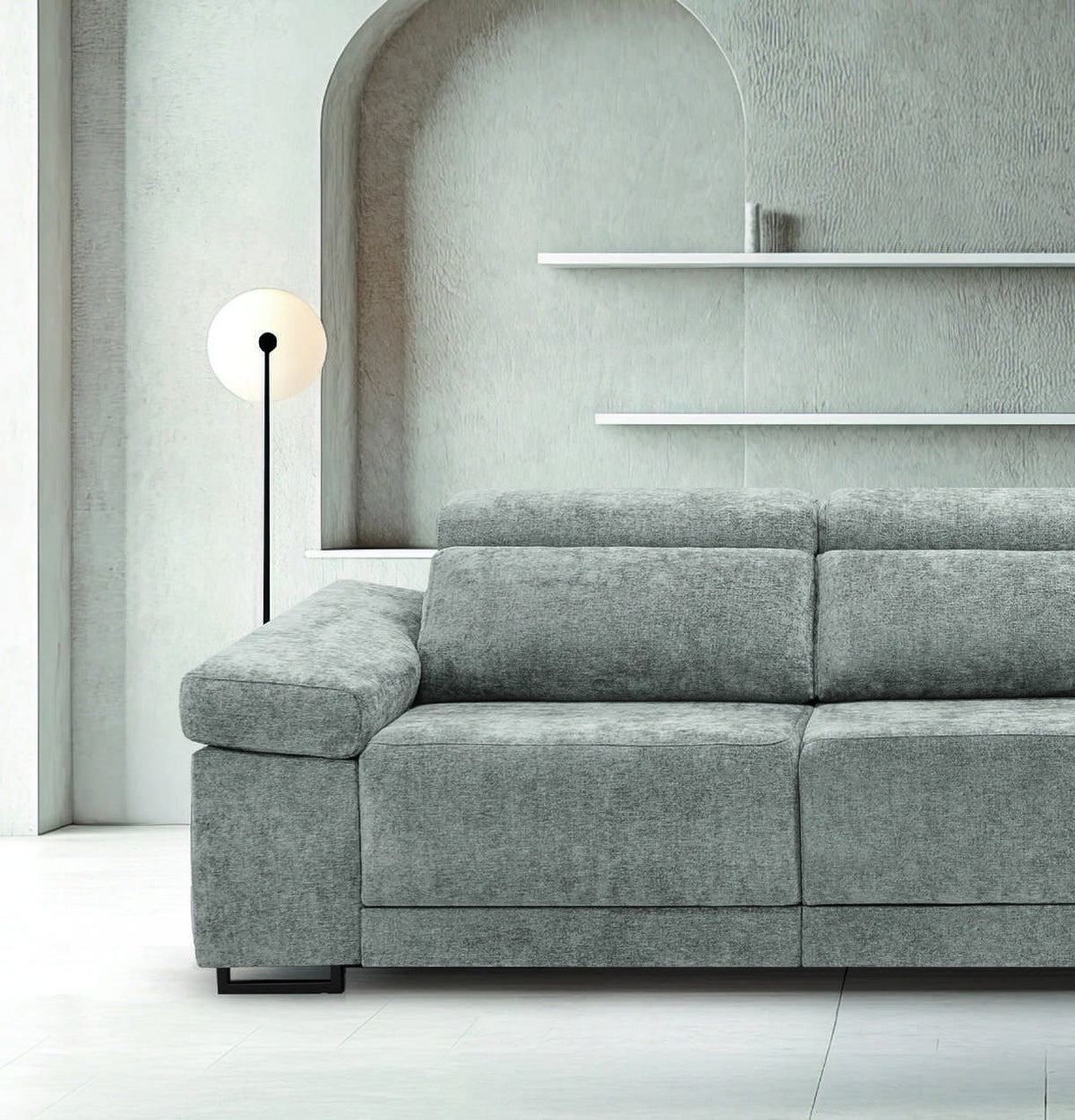 Sofá Maxi de A.V. Sofás en gris en salón minimalista