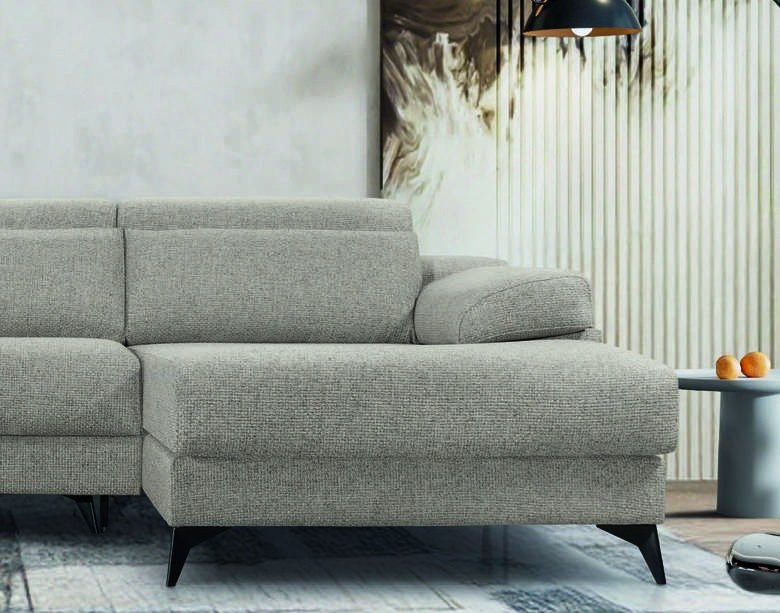 Sofá Palma de A.V. Sofás con chaise longue en gris, en salón con alfombra
