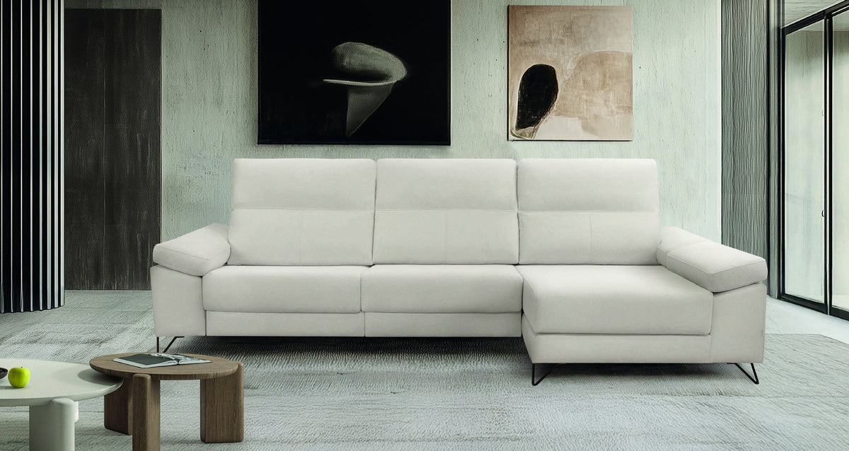 Sofá Paula de A.V. Sofás con chaise longue en tapizado blanco roto, en salón moderno