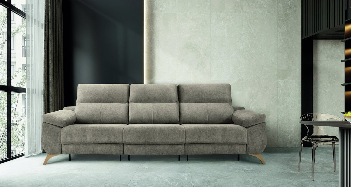 Sofá Vega de A.V. Sofás de 3 plazas en tapizado beige topo, en salón contemporáneo