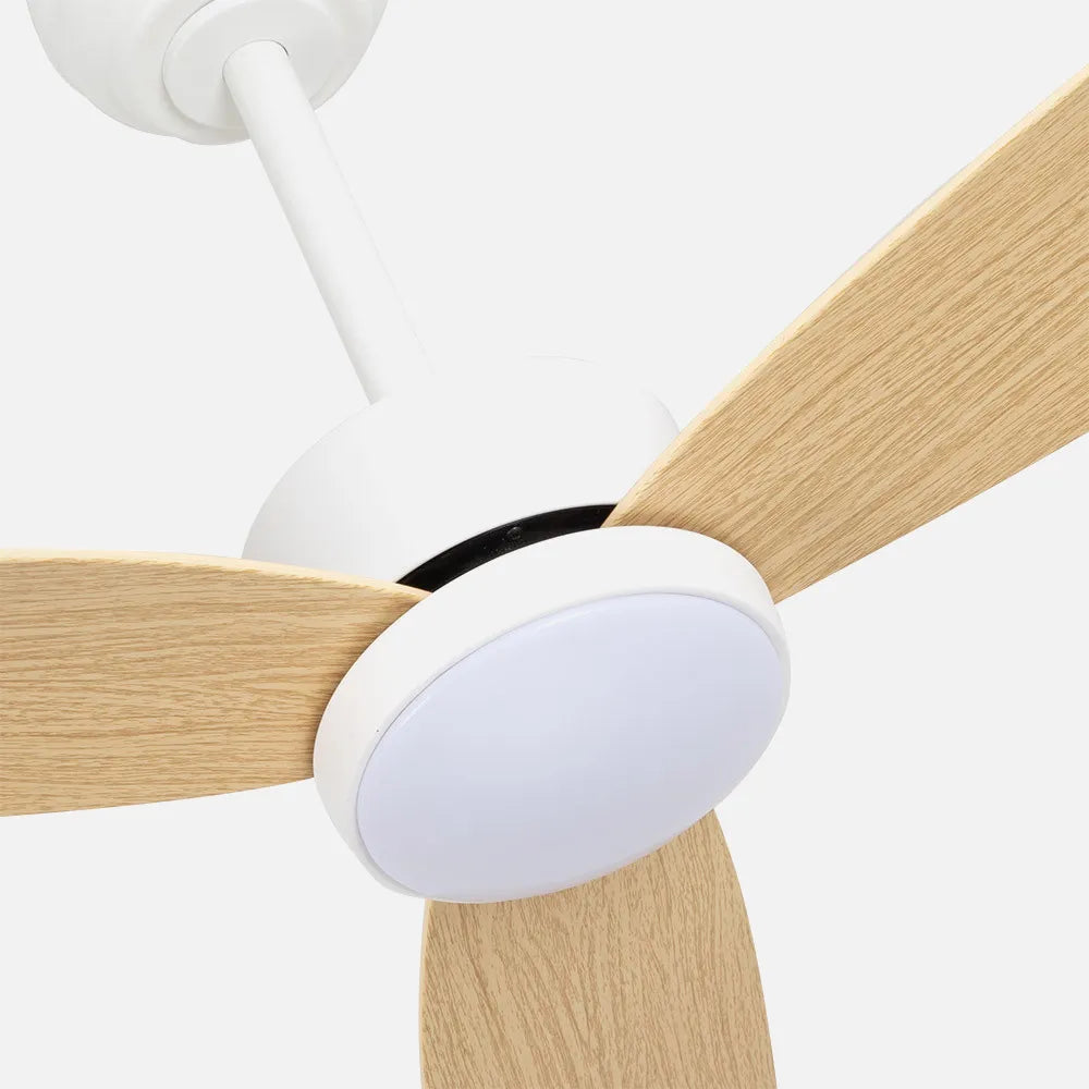 Ventilador de techo DC Genil 132 cm con luz LED de FABRILAMP en color blanco/haya – vista de detalle