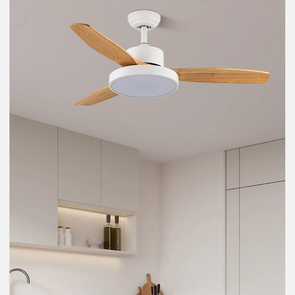 Ventilador de techo DC Kavala 112 cm con luz LED de FABRILAMP en color blanco/haya – vista de detalle