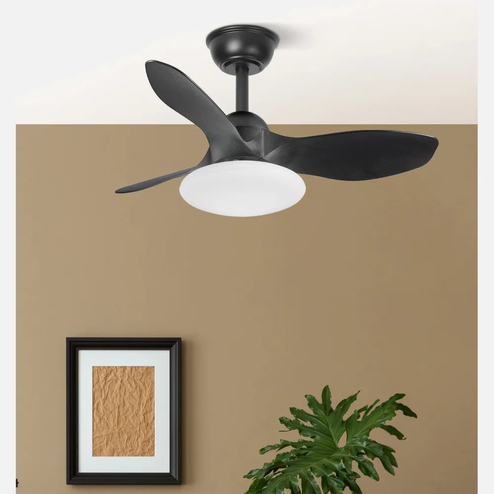 Ventilador de techo DC Páramo 82 cm con luz LED de FABRILAMP en color negro – vista de detalle