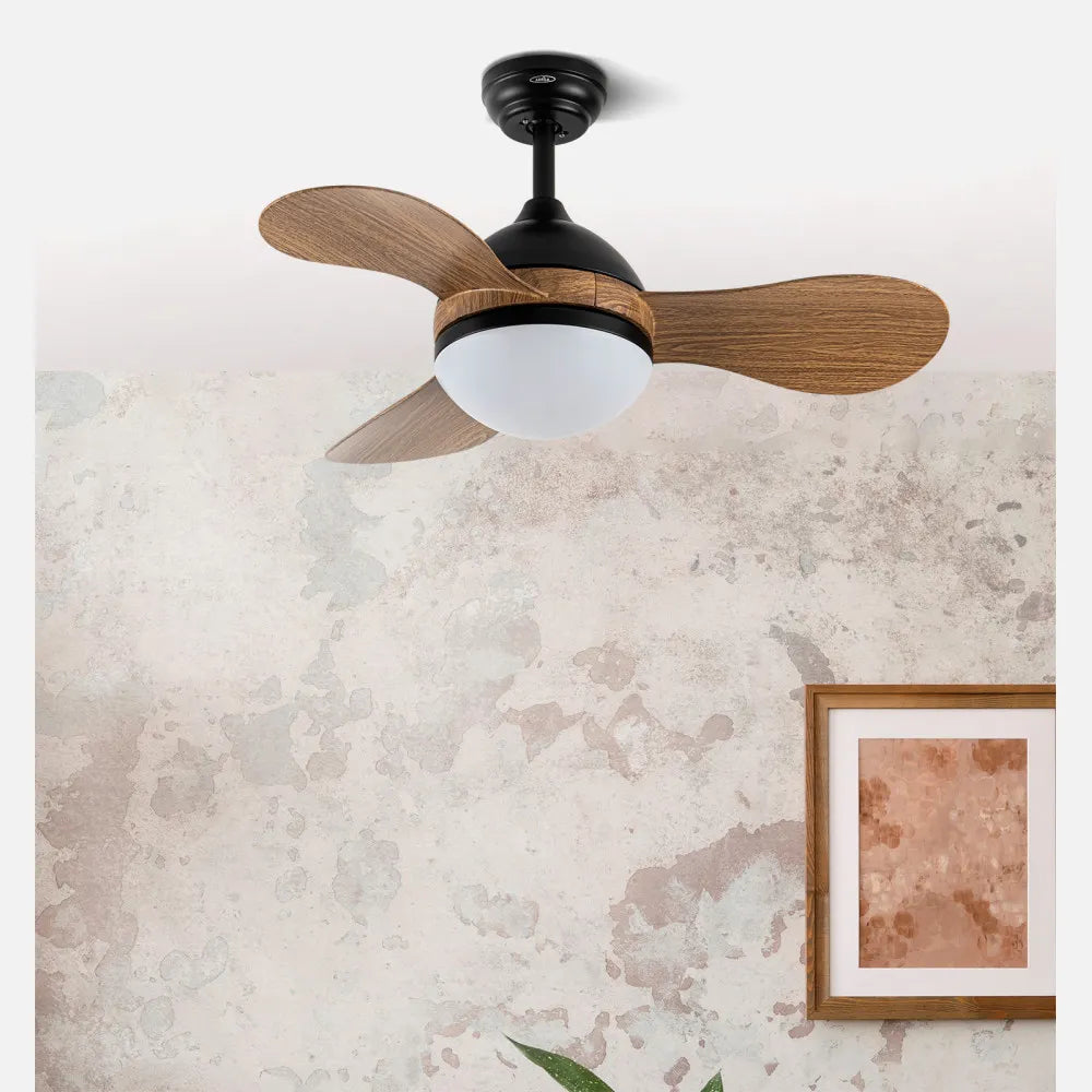Ventilador de techo DC Sólido 91 cm con luz LED de FABRILAMP en color negro/madera – vista de detalle