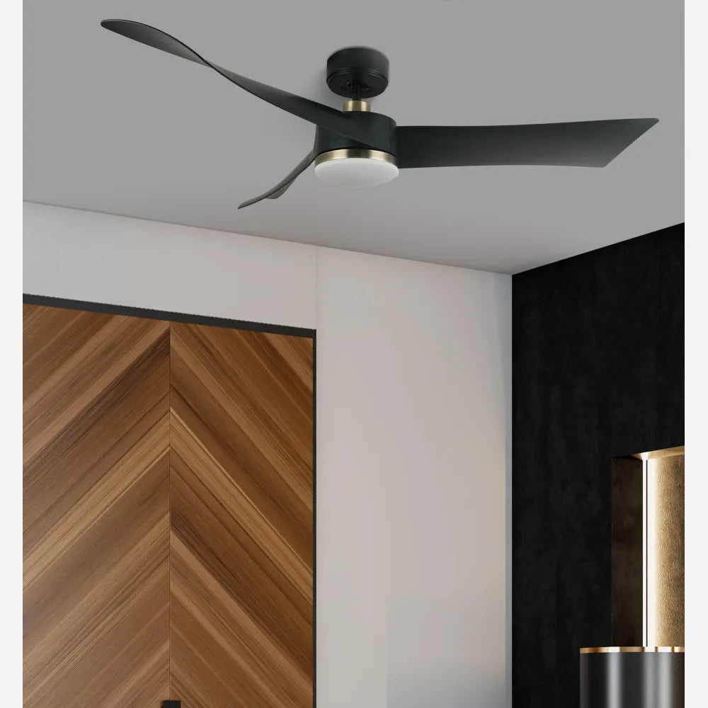 Ventilador de techo DC Tempel 132 cm con luz LED de FABRILAMP en color negro/cuero – vista de detalle