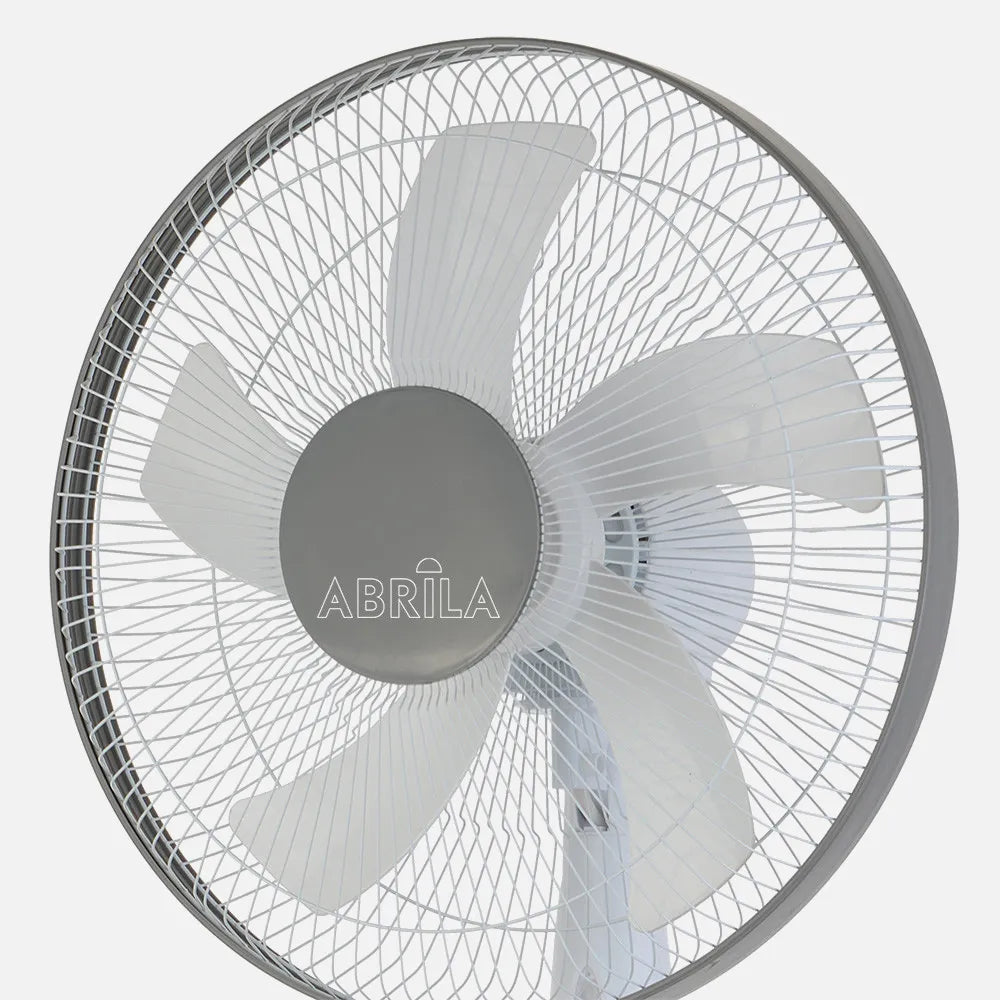 Ventilador de pie Belmonte 45 W de FABRILAMP en color blanco/gris – vista de detalle